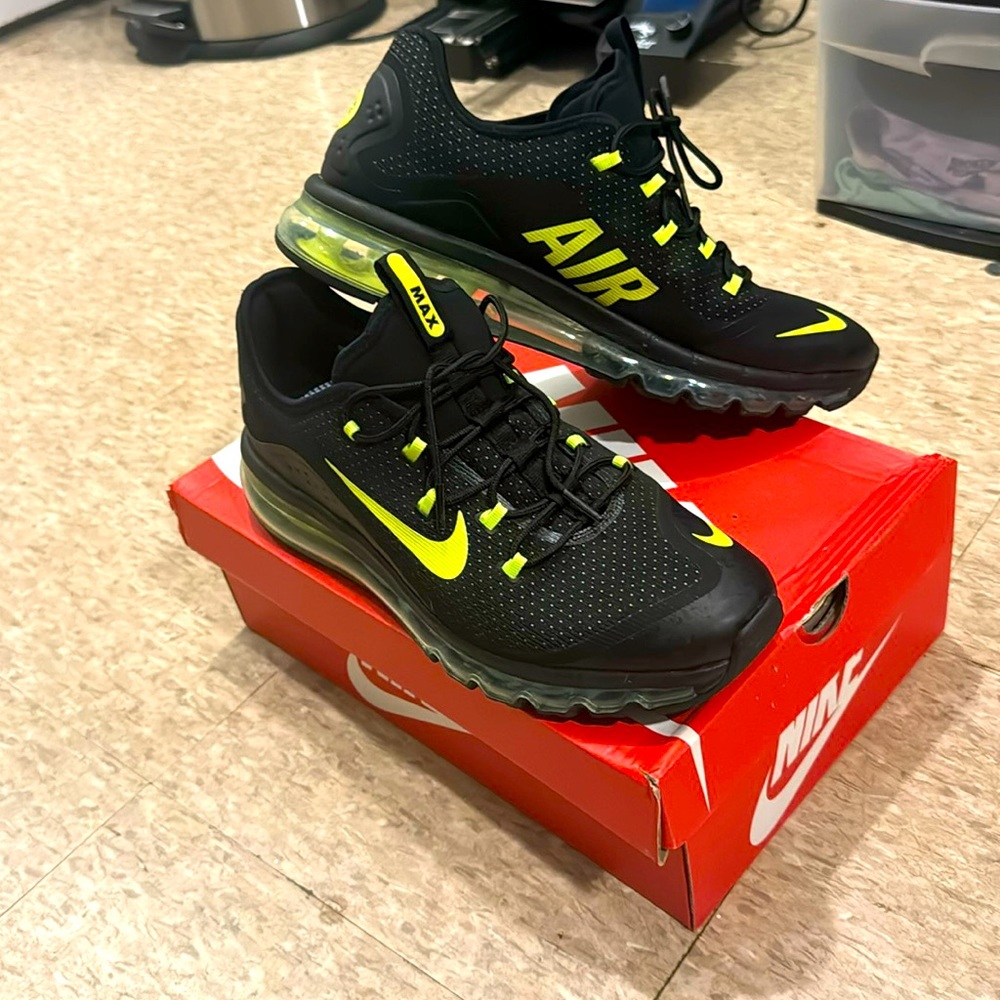 Not brand new but Cherry condition Nike air max volt